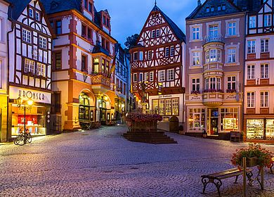 Kurzreise an die Mosel und Bernkastel-Kues kennenlernen. Besonders sehenswert sind der historische Marktplatz mit Fachwerkhäusern. 