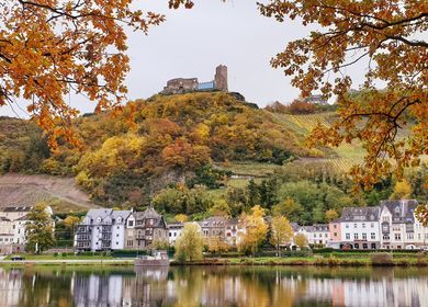 [Translate to Niederländisch:] Burg Landshut im Herbst