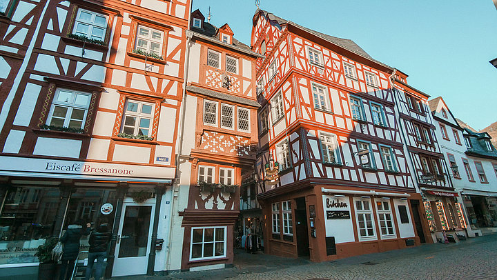 Blick auf historisches Fachwerk in Bernkastel-Kues. 