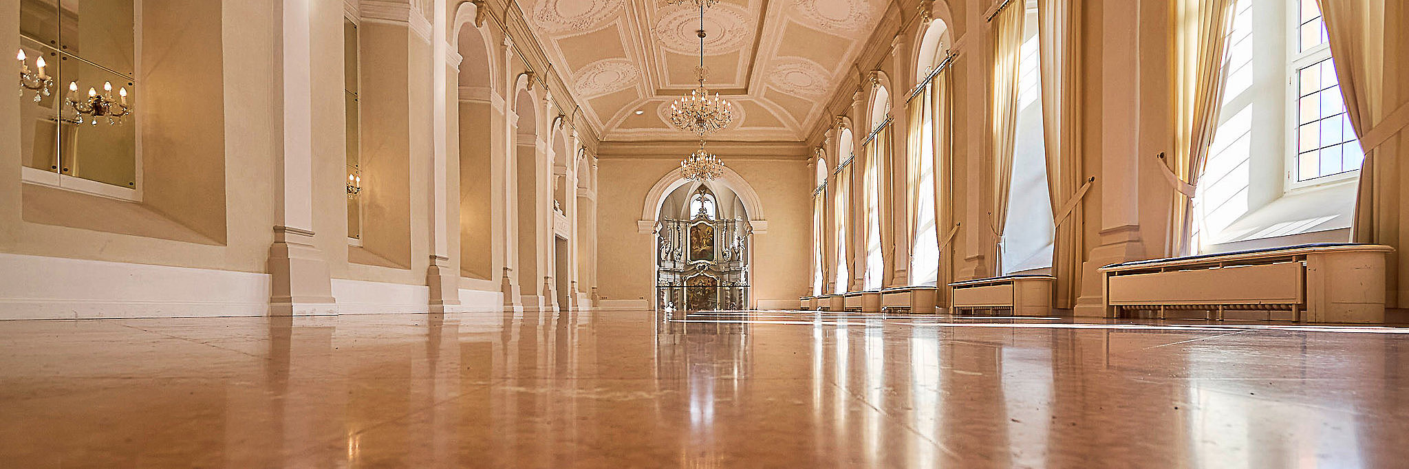 Das Bild zeigt einen prächtigen Barocksaal im Gebäude Kloster Machern.