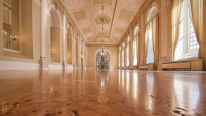 Das Bild zeigt einen prächtigen Barocksaal im Gebäude Kloster Machern.