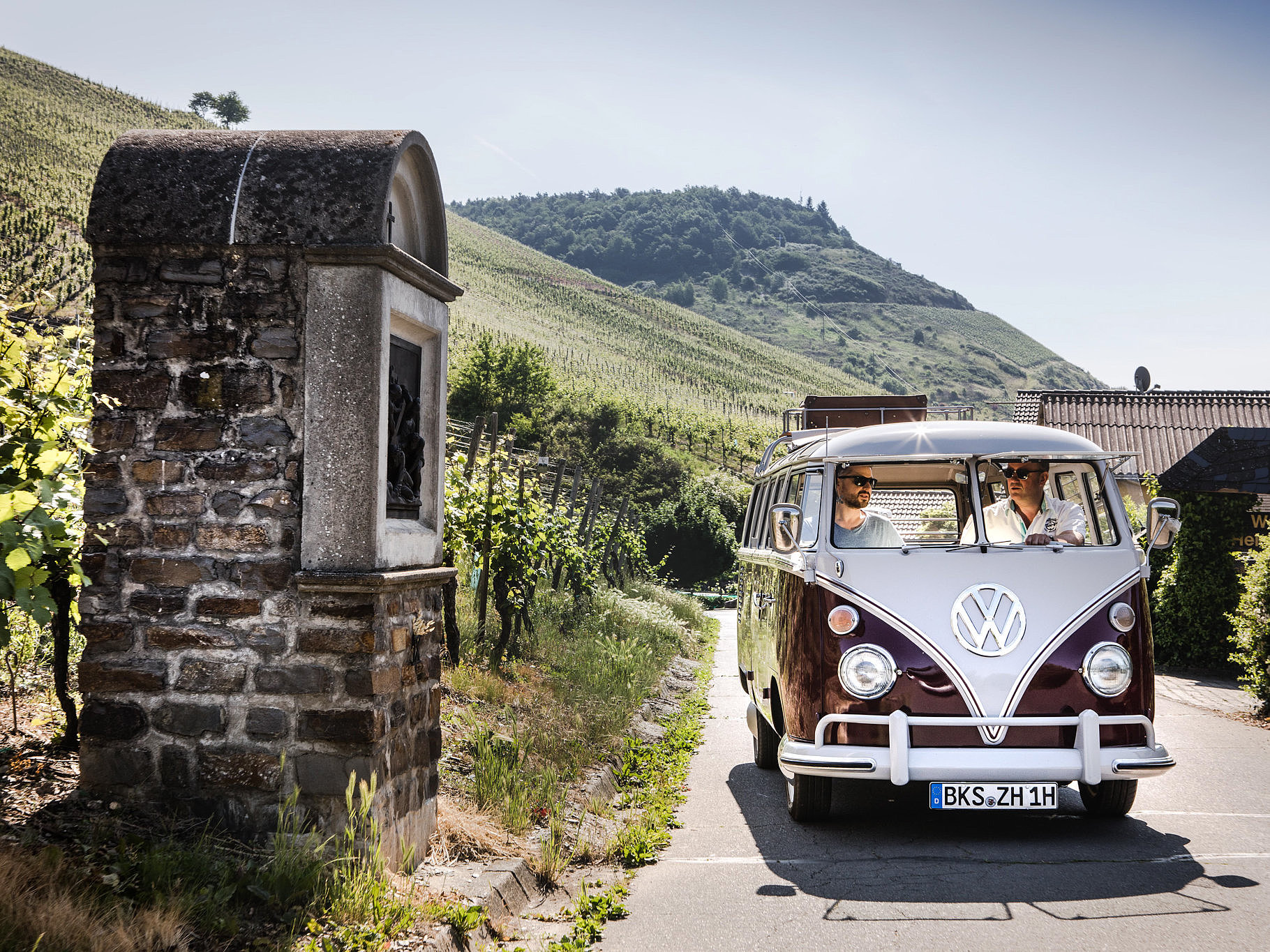 Bulli-Tour in den Weinbergen an der Mosel Das Bild zeigt einen VW Bulli Oldtimer, der durch die Moselweinberge fÀhrt.