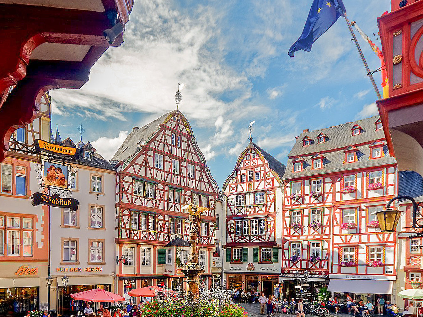 Marktplatz Bernkastel-Kues Blick auf den Marktplatz von Bernkastel-Kues. Der Platz ist umgeben von historischem Fachwerk. Am Rand des Platzes ist der Martinsbrunnen.