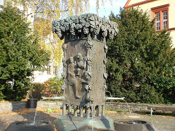 Dieses Kunstwerk an der Mosel steht in Bernkastel-Kues. Der Doctorbrunnen. Er zeigt reliefartig die Geschichte des berühmten Bernkasteler Doctorweins. 