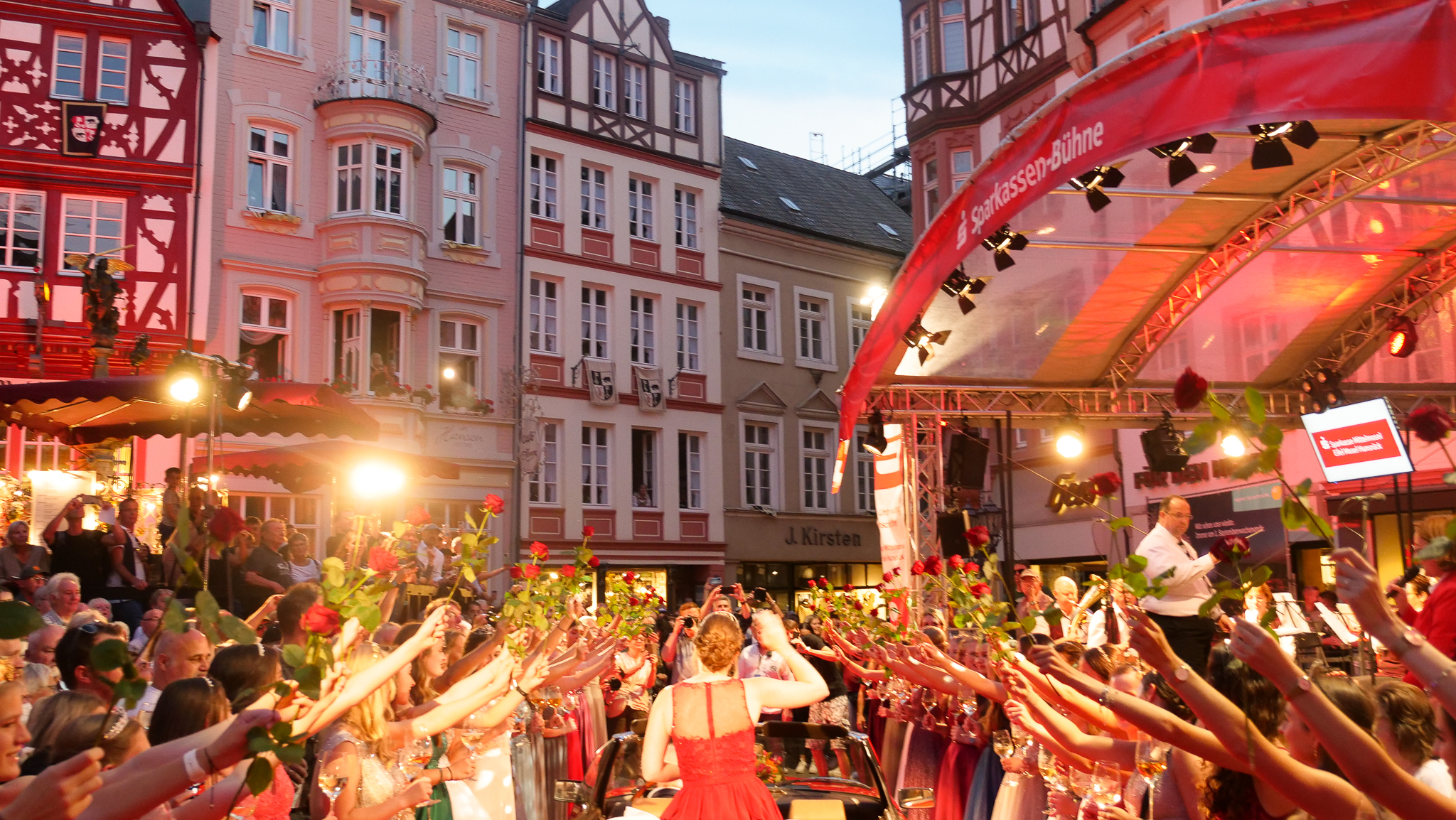 Weinfest in Bernkastel-Kues Bild vom Weinfest in Bernkastel-Kues. Am Marktplatz stehen gewandete Weinköniginnen Spalier für die Moselweinkönigin.