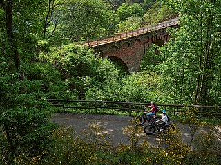 Radfahrerinnen Höhe des Wittlicher Viadukts auf dem Maare-Mosel-Radweg