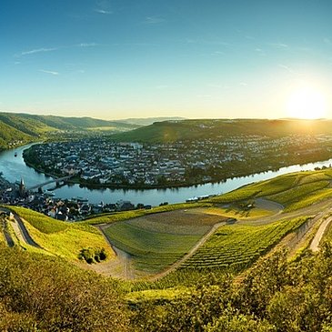 Panoramablick auf Bernkastel-Kues und die Mosel