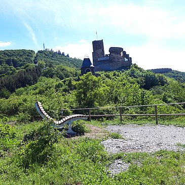 Burg Blick mit Bank