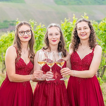 Weinkönigin Maja mit ihren Prinzessinnen