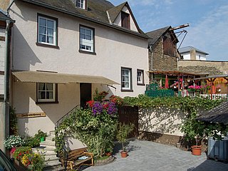 Außenansicht des Kastanienhofs Weingut Esseln