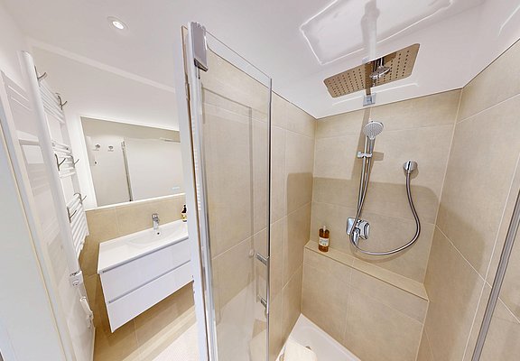 Modernes Bad mit Dusche & WC