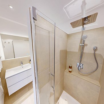 Modernes Bad mit Dusche & WC
