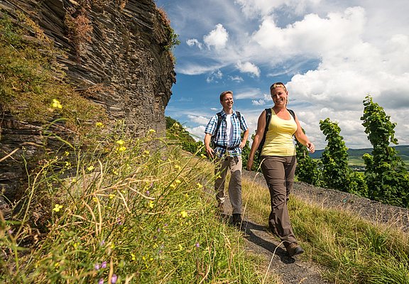 Schieferfelsen entlang des Weges auf dem Brauneberg unterhalb des Kammerfelsens