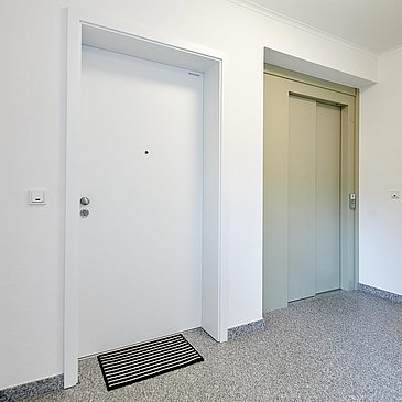 Flur mit Fahrstuhl