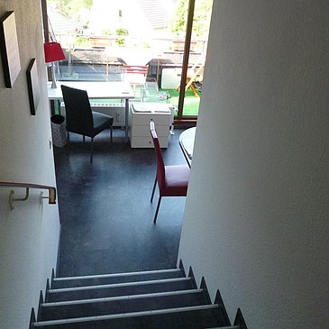 von-der-galerie-per-treppe-zur-kueche-und-dachterr