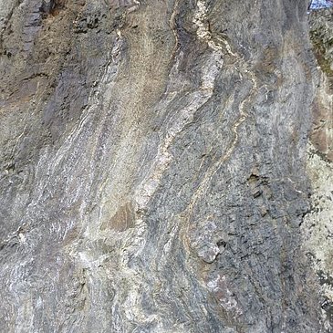 Quarzgang im Schieferfelsen am Felsdurchbruch der Landstraße