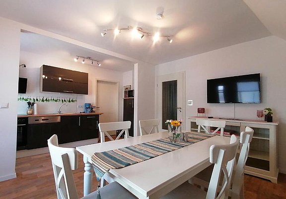 Küche und Wohnzimmer in der Ferienwohnung
