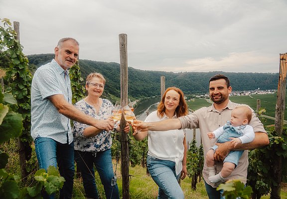 Familie Quint im Weinberg