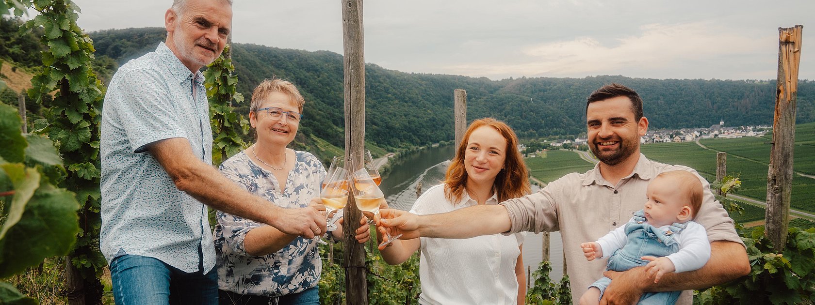 Familie Quint im Weinberg