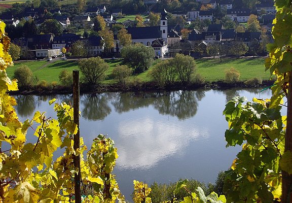 Blick auf die Mosel und die Simultankirche Brauneberg