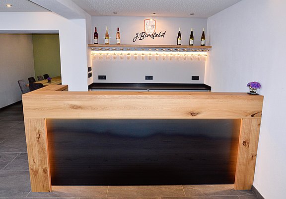 Thekenbereich in der Vinothek Birnfeld