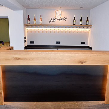 Thekenbereich in der Vinothek Birnfeld