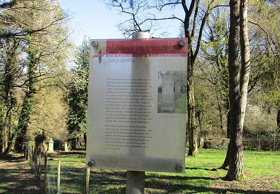 Info-Schild am neuen Jüdischen Friedhof