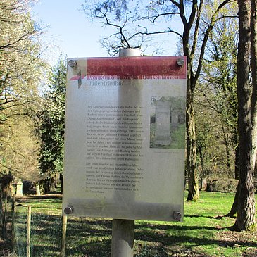 Info-Schild am neuen Jüdischen Friedhof
