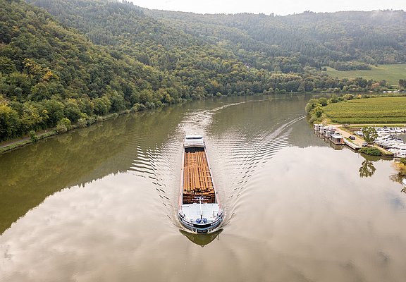 Schiff auf der Mosel zwischen Mehring und Detzem
