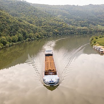 Schiff auf der Mosel zwischen Mehring und Detzem