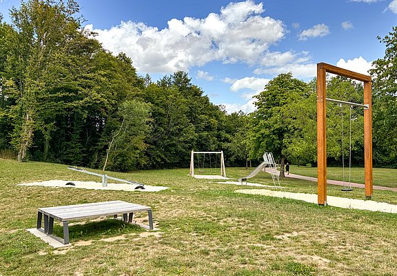 Schaukel, Wippe und Rutsche im Kurpark