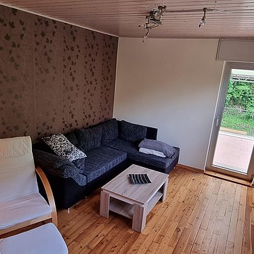 Wohnzimmer mit Zugang zur Terrasse
