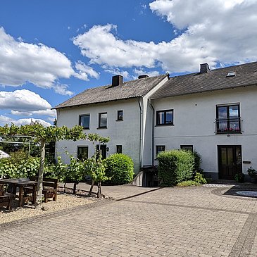 Der Hof des Weingutes mit der Sitzecke