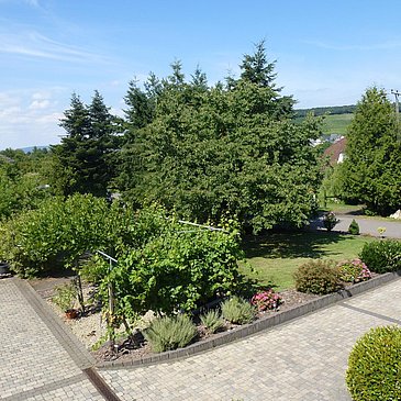 Aussicht von Wohnung Cuvee`in die Sitzecke im Hof