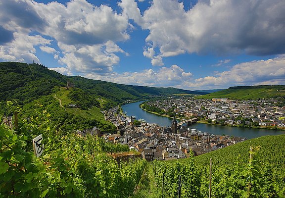 Blick auf Bernkastel-Kues und die Weinberge