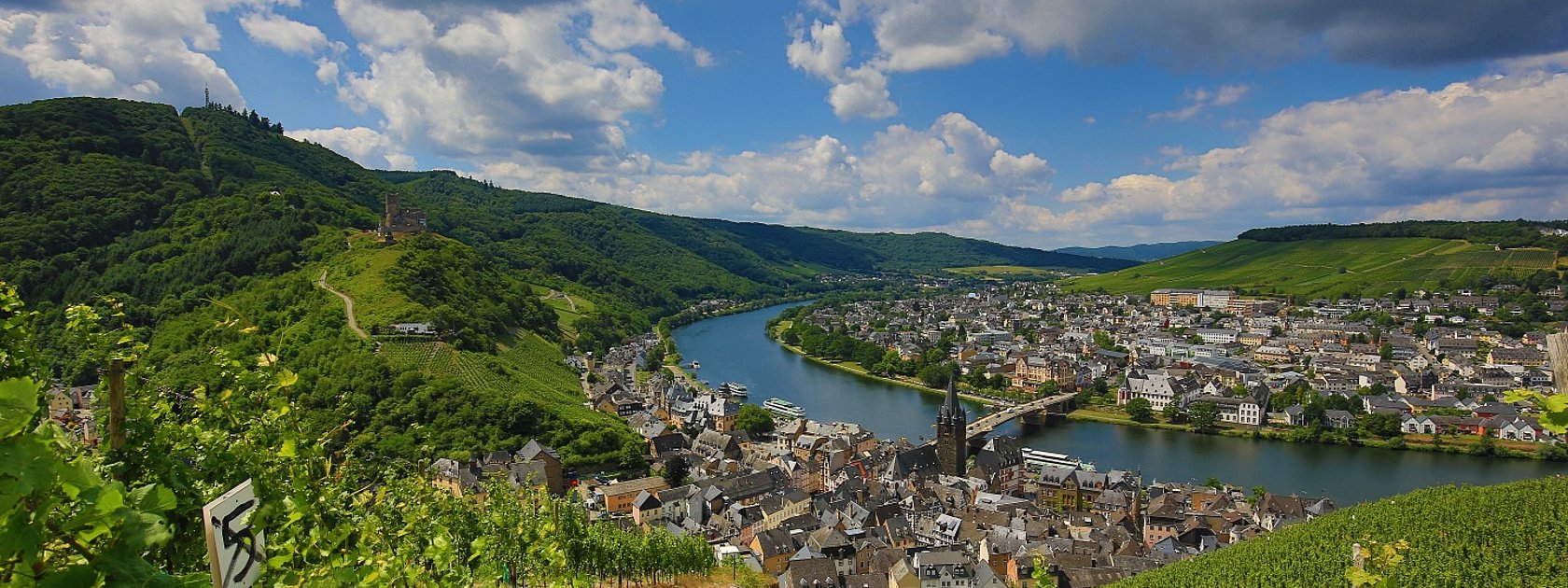 Blick auf Bernkastel-Kues und die Weinberge