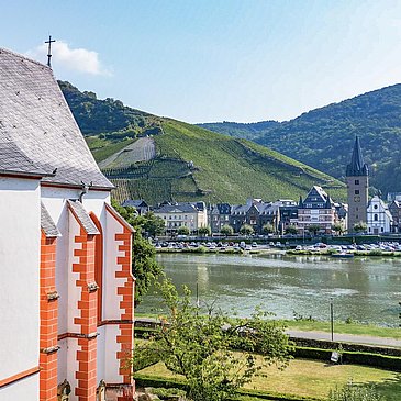 Cusanusstift mit Blick auf die Mosel