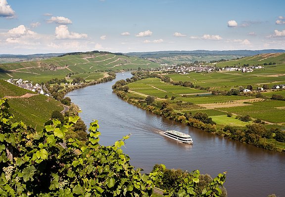 Mosel mit Kreuzfahrtschiff und Blick auf Kesten