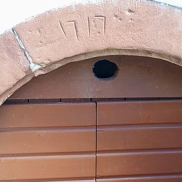 Jahreszahl 1717 über der Kellertür