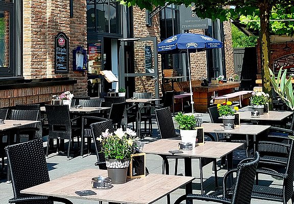Biergarten vor dem Zylinderhaus