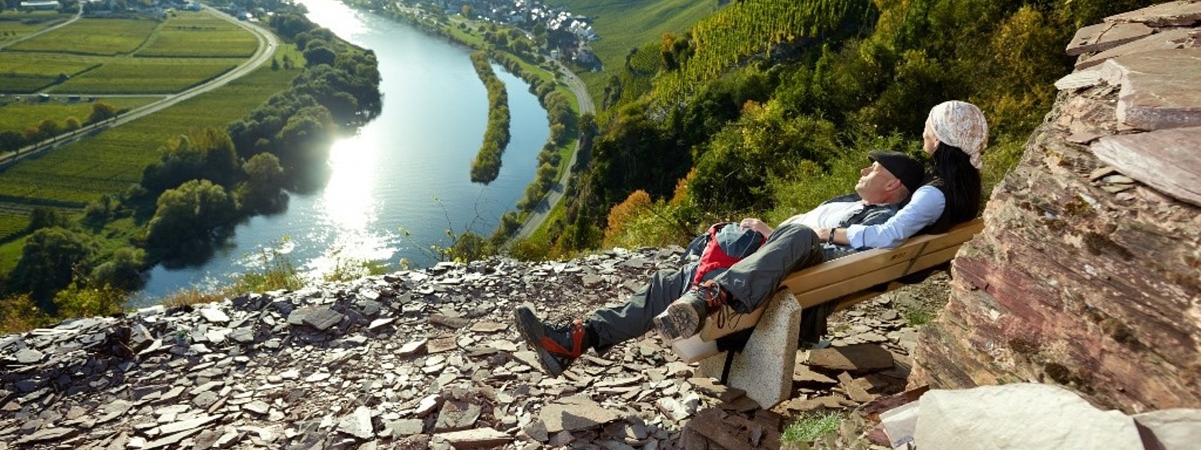 Blick vom Klettersteig auf die Mosel und  Ürzig