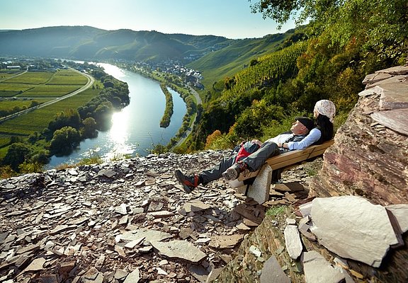 Blick vom Klettersteig auf die Mosel und  Ürzig
