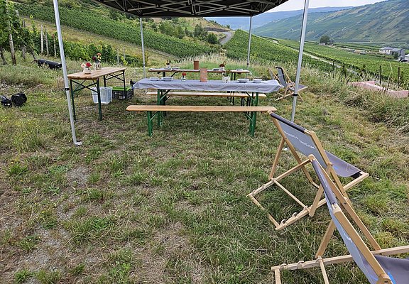 Weinprobe im Freien mit Ausblick