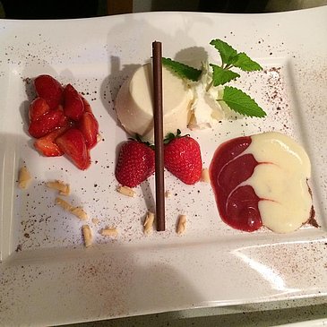 Bayrische Vanillecreme an Soßenspiegel
