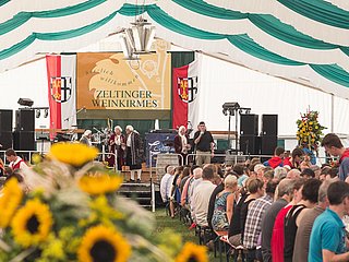 Im Festzelt während der Weinprobe