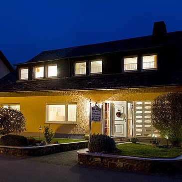 Hausansicht vorne dunkel