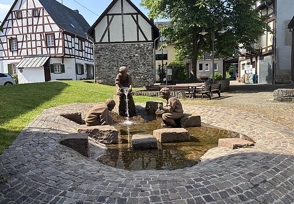 Goldgräberbrunnen im Ortskern Andel