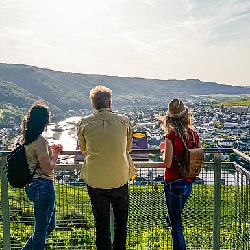 Person_Plattform_Sommer_Aussicht_Weinberg_Mosel_Be