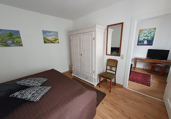 Schlafbereich mit Durchgang zum Wohnzimmer