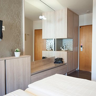 Doppelzimmer_klein_Schrank